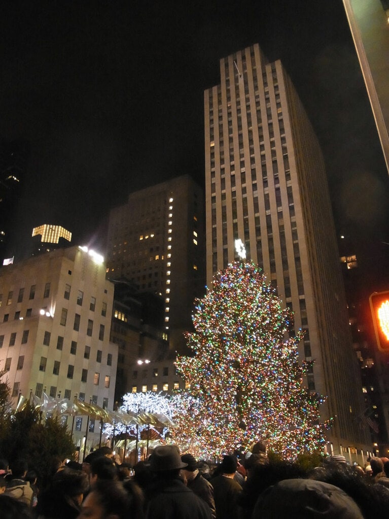 ロックフェラーセンターに飾られたクリスマスツリー。撮影 佐藤俊輔