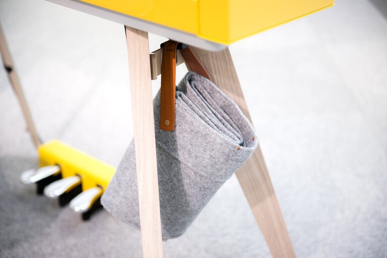 温かみがあり触れても心地いいフェルト生地のピアノカバーを付属。