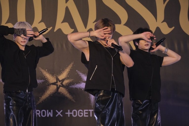 TOMORROW X TOGETHER。