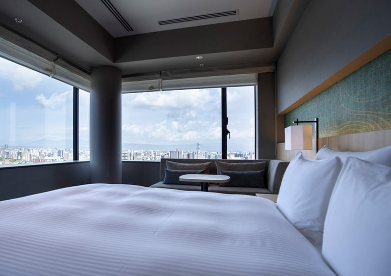 熊本市街ビューのほか、花岡山ビューなどのタイプもある「デラックスダブル」。