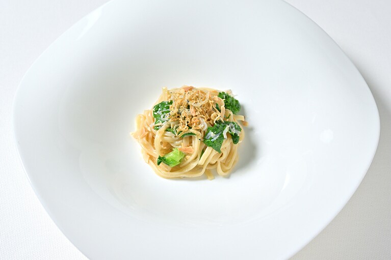 菜の花の緑が春の色合いを添える「シラスと菜の花、ローストしたアーモンドとルルロッソ小麦のタリオリーニ」。