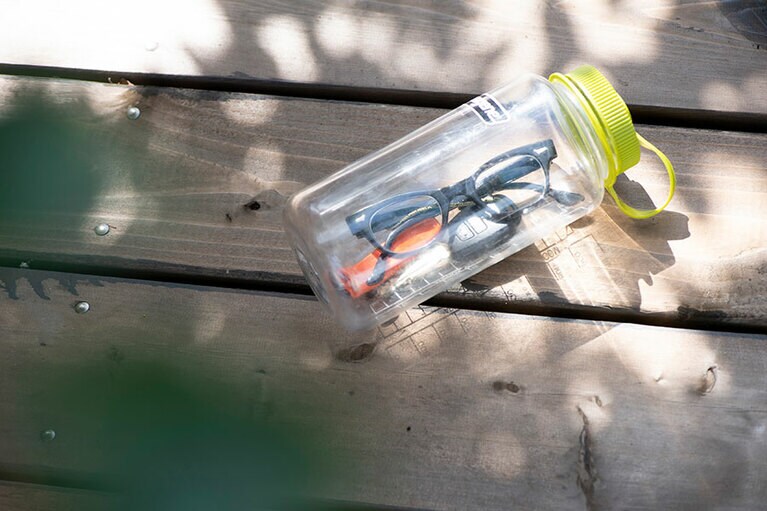 メガネやキーケースなどの、貴重品入れに。