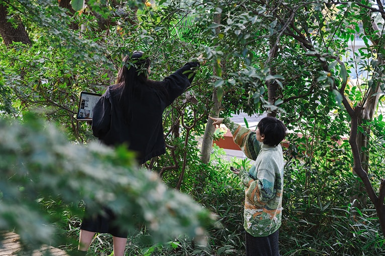 庭に生えている植物について話が尽きないふたり。