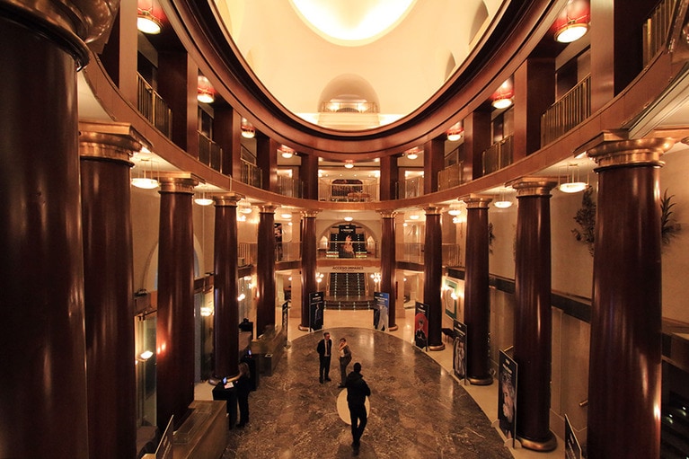 ロビーの吹き抜けは曲線美が素晴らしい！