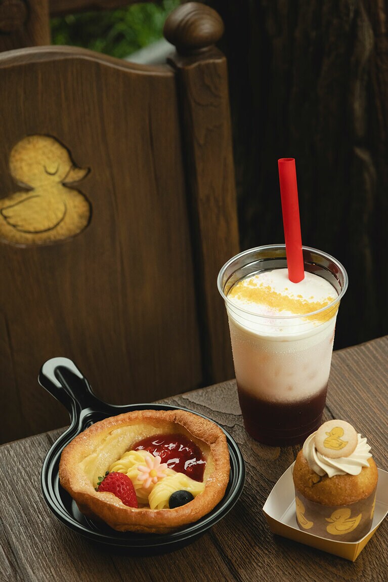「ダックリングマフィン（キャラメル）」600円、「スウィーツエバーアフター（レモン＆ストロベリー）」700円、「ラプンツェルのマジカルミルクティー」800円。