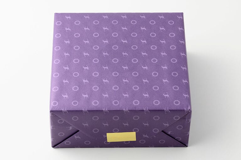 美鹿山荘「カレーのおせんべい缶入り」3,240円(450g ・約90個)／三重県