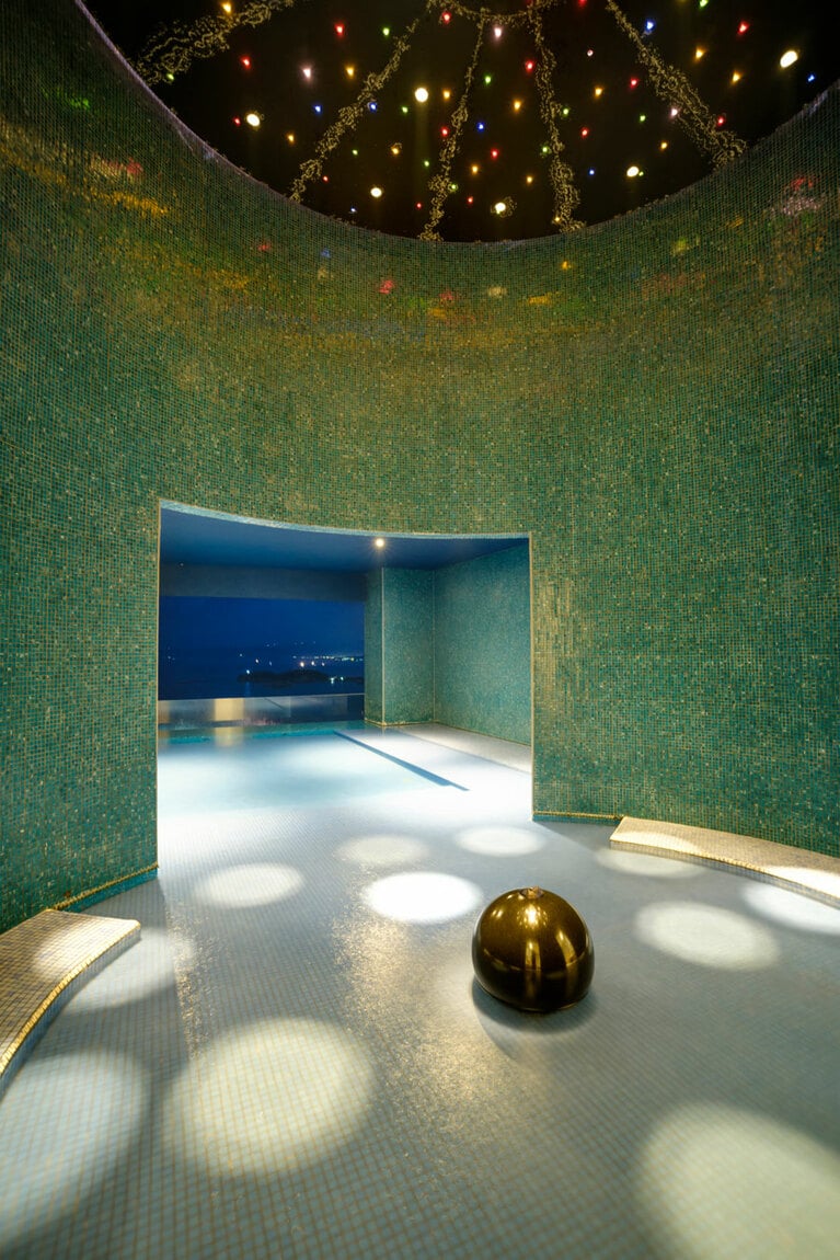 源泉かけ流し展望風呂「昴」。