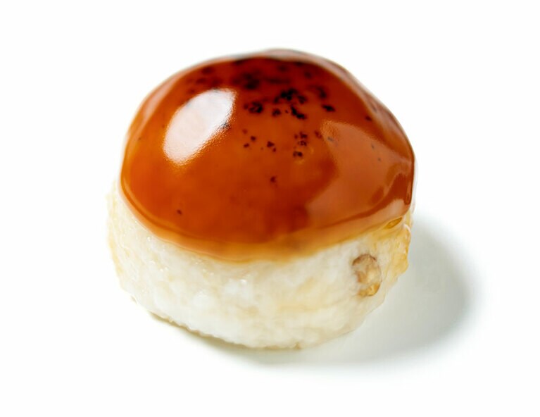 大阪「森のおはぎ」みたらし雑穀もち 160円。炙ったもちに、本醸造醤油のみたらしが絡む。