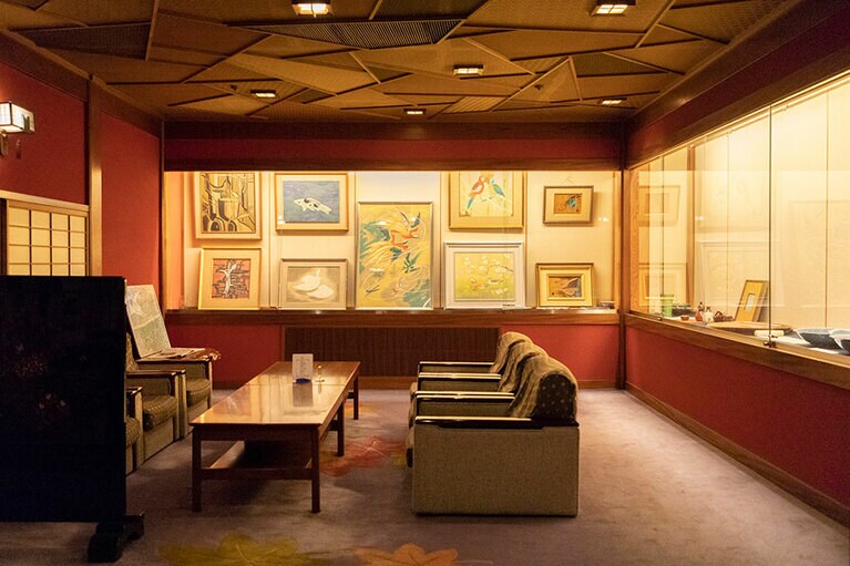 ［法師］館内には、旅館の長い歴史を感じさせるアートや調度品がいっぱい。のんびり館内さんぽを楽しめます。