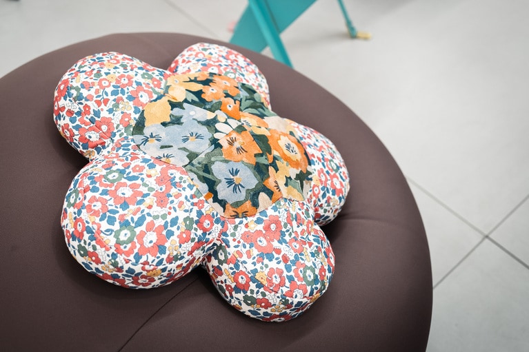 リバティ・ロンドンのファブリックを使って制作されたクッション。80,300円。