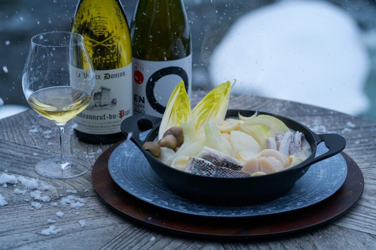 じゃっぱ汁の語源は「雑把」で、捨てられるはずの魚の皮や骨、内蔵などを活用した郷土料理。青森屋では、冬の代表的な食材であるアンコウやタラをふんだんに用いてフレンチ風に仕立てる。ソムリエが厳選したワインやシードルとのマリアージュも楽しめる。