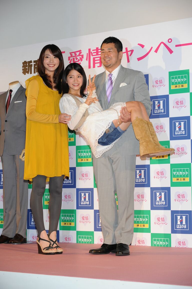CM発表会で高田延彦、川島海荷とともに　©文藝春秋
