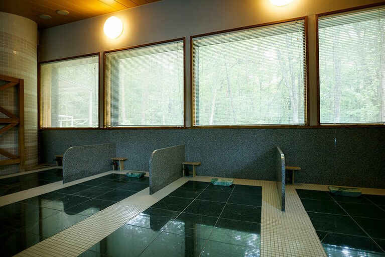 神話の里・高千穂の天照石を使った岩盤浴。