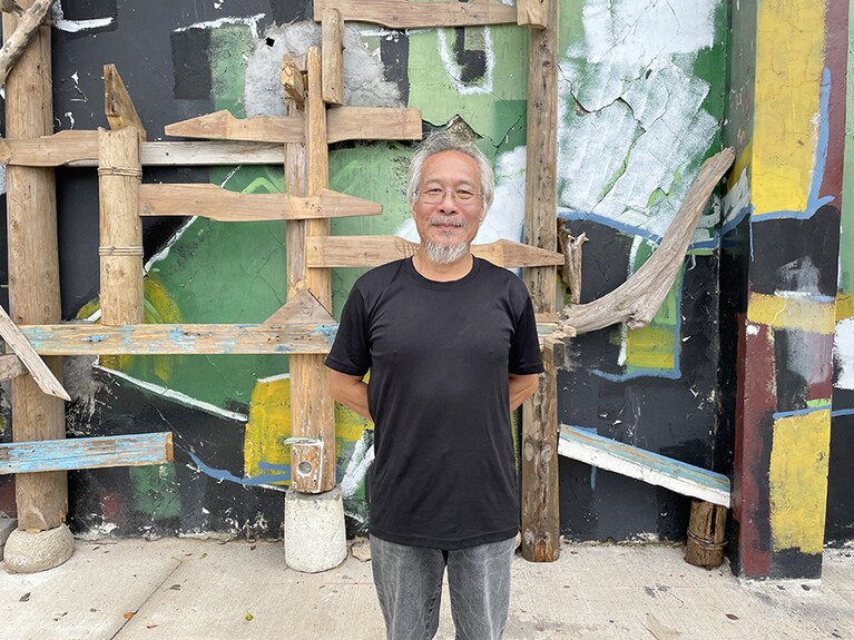 スペイン暮らしの経験がある曹さん。妻で画家の李若梅さんとともに馬祖の芸術教育の発展に尽力しています。今回は、中山門近くのアトリエで亡き母を想う作品を展示。