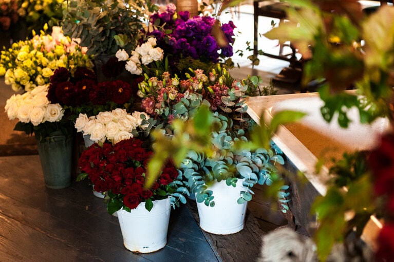 落ち着いた色合いの花々が季節ごとに溢れる。