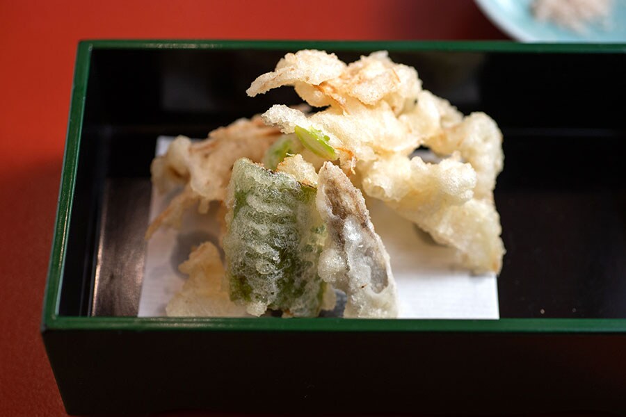 天ぷらは、新玉ねぎ、ごぼう、新しょうがなど旬のもの。