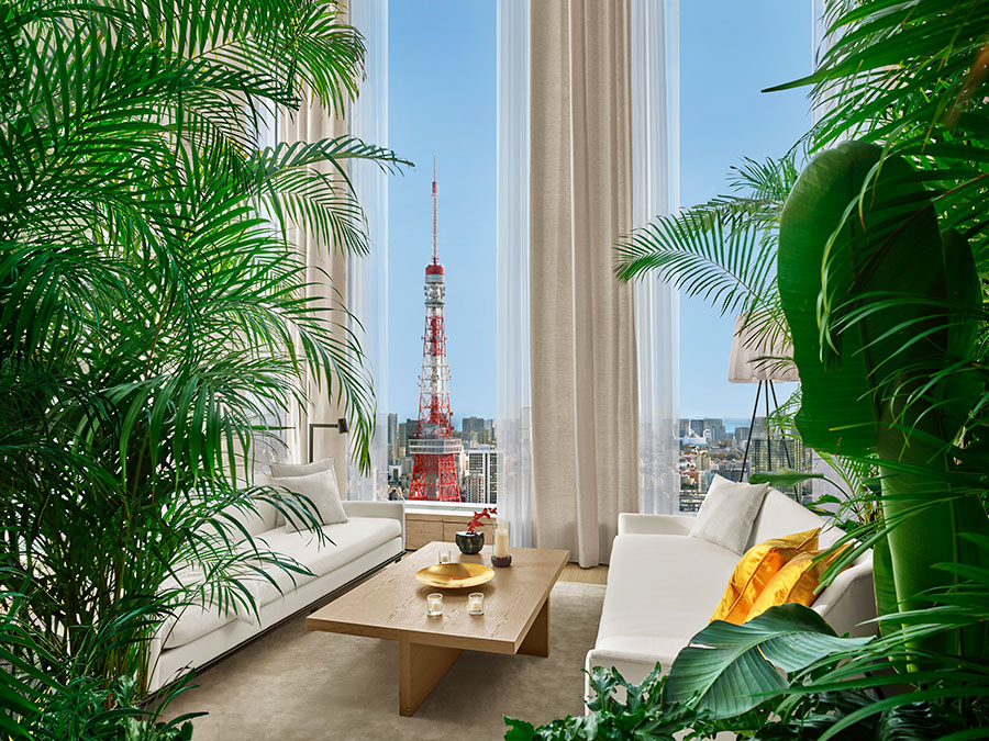 “空中のジャングル”のコンセプトにデザインされた「Lobby Bar」。高層階にありながら緑が溢れ、天井まで届く窓からは東京湾や東京タワーを見渡せる。
