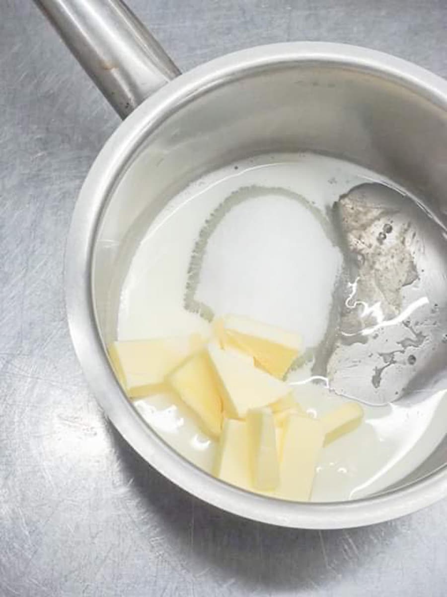 生クリーム、バター、グラニュー糖、水飴を片手鍋に入れ、火をかけます。