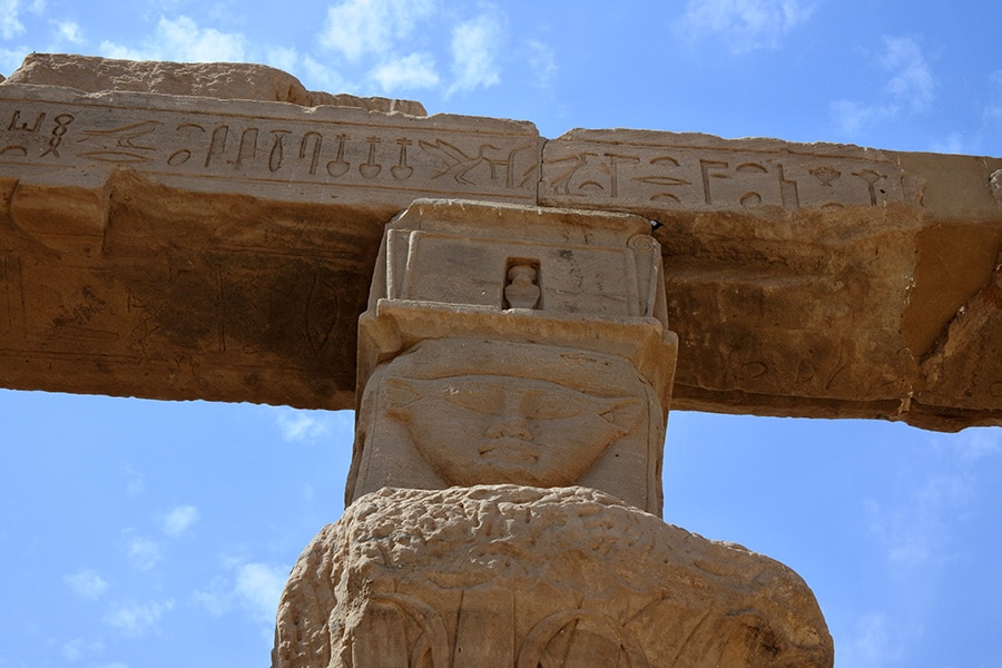 「ネクタネボ1世のキオスク」の柱に見るハトホル女神。