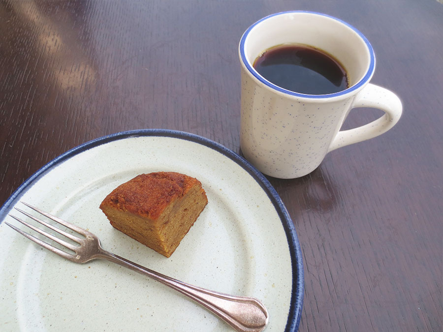 「黒糖ブランデーケーキ」(250円)には、神戸萩原珈琲のコロンビア・スプレモブレンド(380円)を。