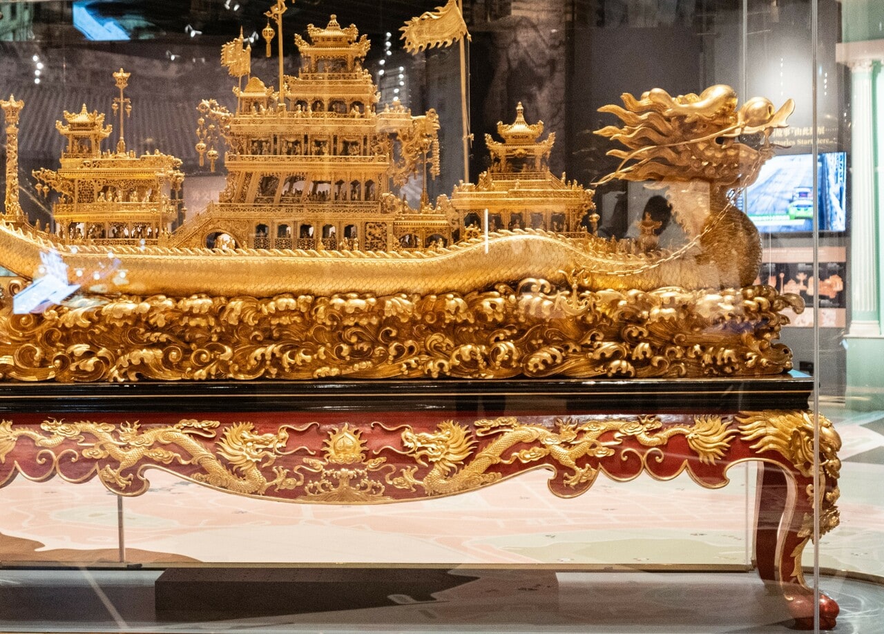 壮観な黄金のドラゴンボート。