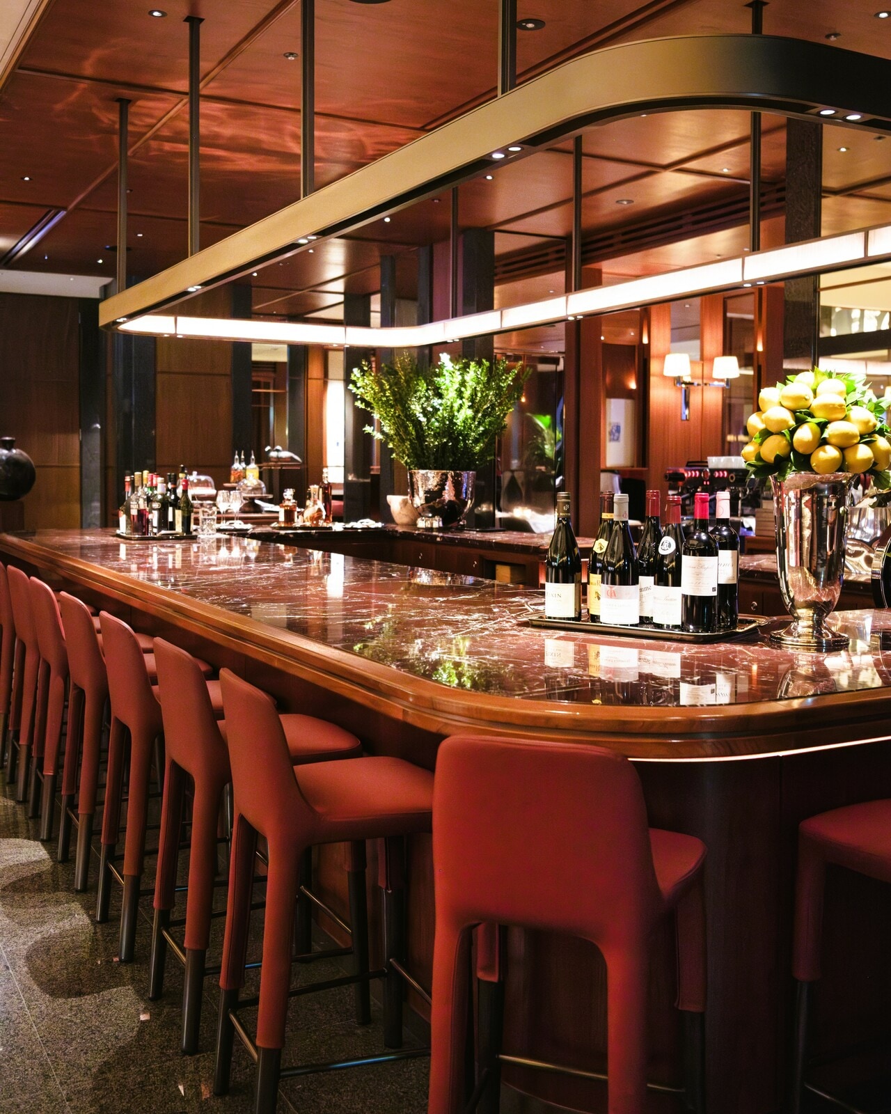 風格あるバーカウンターも今回のリニューアルで新登場。