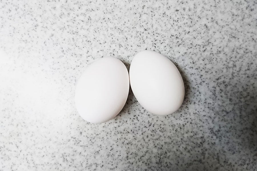 塩気が強いときは卵の殻を入れる。