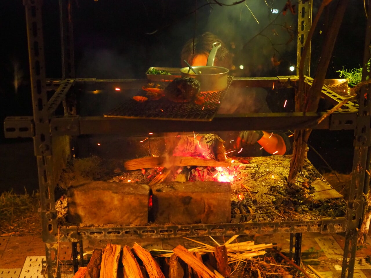 薪焼きのグリルは屋外にあるため薪焼きメニューは晴れの日のみの提供。雨の日には雨の日限定のメニューが用意されており、むしろそちらが好きというリピーターも多いそう。