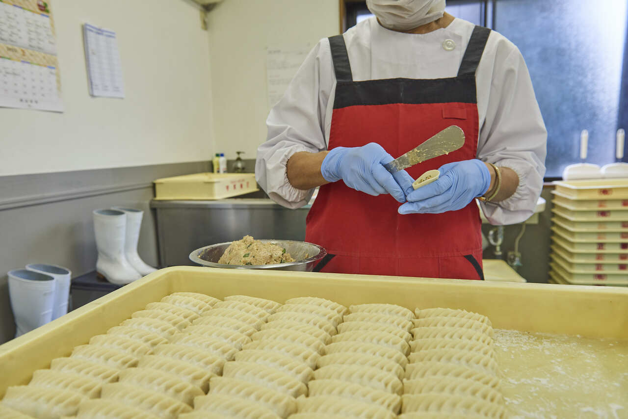 餃子100個を1時間弱で作り上げる。毎日実施されている生餃子の実演販売は14時で終了。