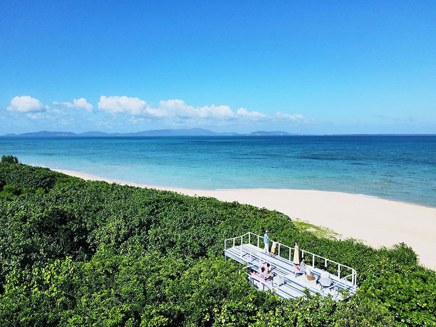 2021年7月、「リゾナーレ小浜島」に、地上3.5メートルの高さから八重山ブルーの海を見渡す「カジュマルツリーテラス」がオープン。ドリンクとおつまみを詰め合わせた「カジュマルおでかけセット」を持ち込んで、ゆったりと過ごしたい。