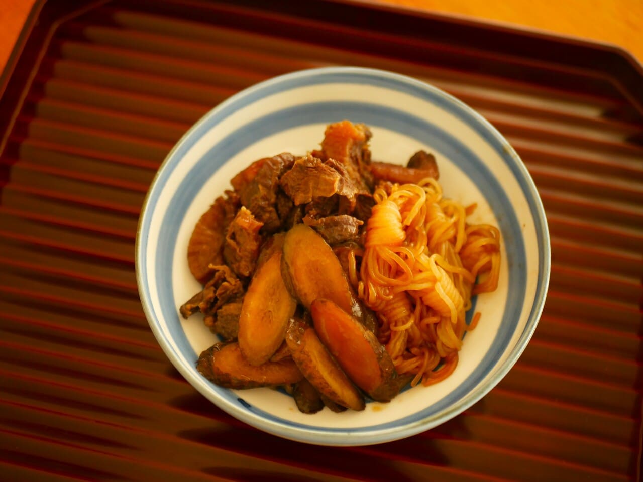 牛すじ、ごぼう、糸こんにゃくの煮込み。疲れ対策として、ちょっと甘めの味付けに。