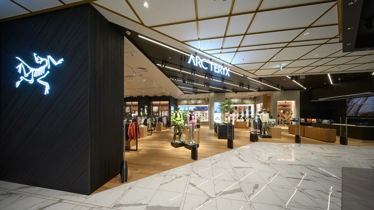 店舗は、スポーツやアウトドアブランドが並ぶ2階の一角に位置する。