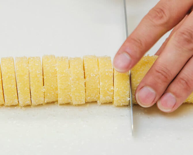 生地の角や表面が荒れていると、きれいに焼き上がらないので注意してください。