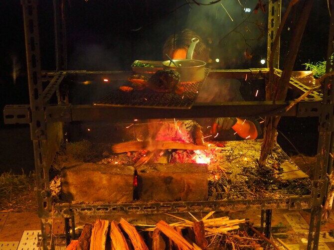 薪焼きのグリルは屋外にあるため薪焼きメニューは晴れの日のみの提供。雨の日には雨の日限定のメニューが用意されており、むしろそちらが好きというリピーターも多いそう。