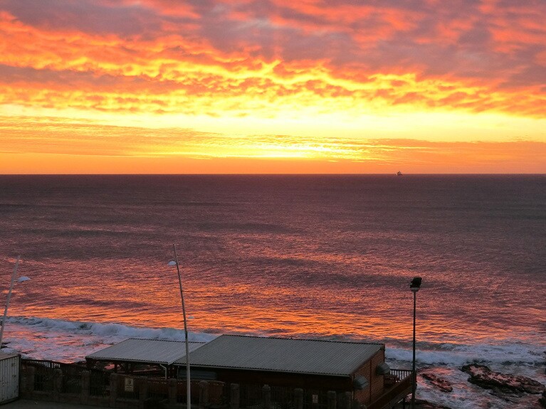 ホテルの部屋から眺めた朝日。治安がよく、朝日を浴びながらジョギングをしている人たちもたくさんいた。