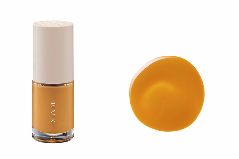 意外に肌色になじみよく、お洒落な手元になる。RMK ネイルラッカー 11 Spicy Mustard スパイシー マスタード 8mL 2,200円。
