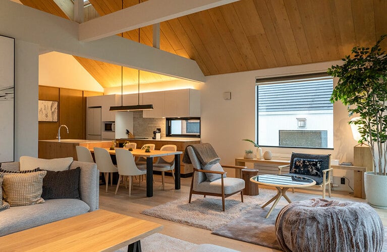 別荘スタイルのレンタルヴィラを選べば、住むように泊まることも可能だ。©秋田大輔