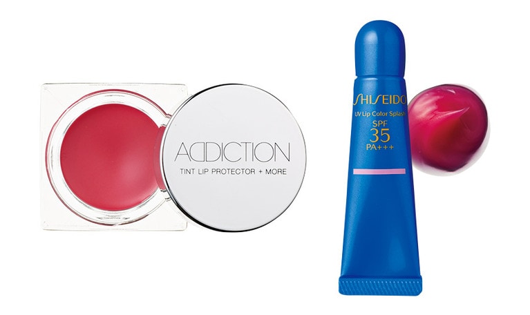 左：オーガニックシアバターなど天然の保湿成分配合。染めたような唇が実現。フェイスカラーとしても使用できる。ティント リッププロテクター ＋ モア アプレスイム SPF20 2,500円／ADDICTION BEAUTY。右：ビビッドなカラーリングのグロスタイプ。軽やかなテクスチャーでベタつき知らず。UV リップカラースプラッシュ マイアミピンク SPF35・PA+++ 2,500円／資生堂インターナショナル