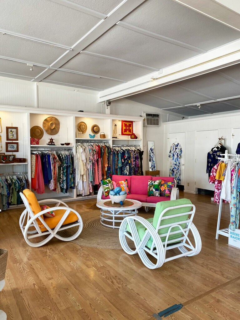 カラフルなムームーがずらり。テンションがあがります。