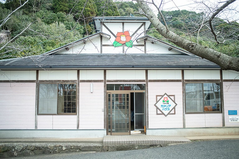 「天草椿油」は森の一角にある小さな工房の中でコツコツと手作りされる。