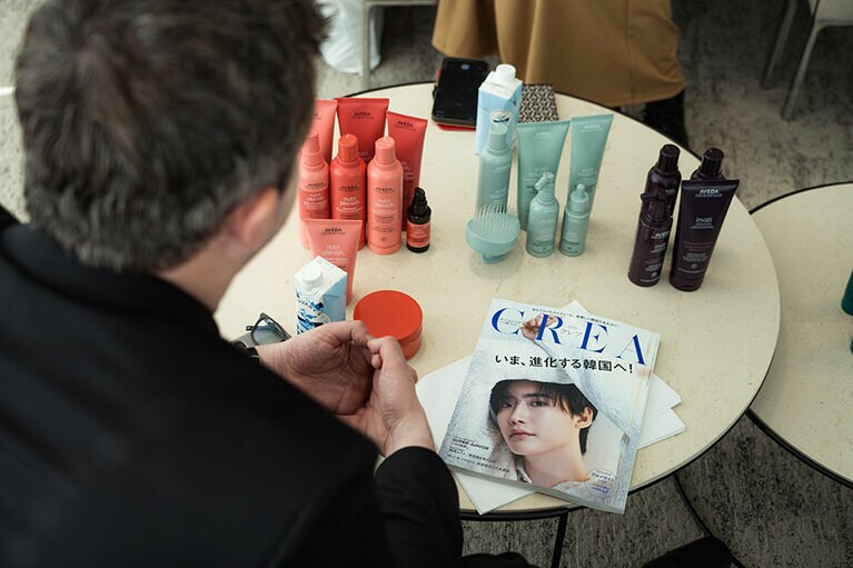 インタビュー中の一コマ。CREAの最新号・韓国特集を手に取って「韓国はアメージングなところ。この本は一晩中読み続けられるよ(笑)」とデイヴィッドさん。