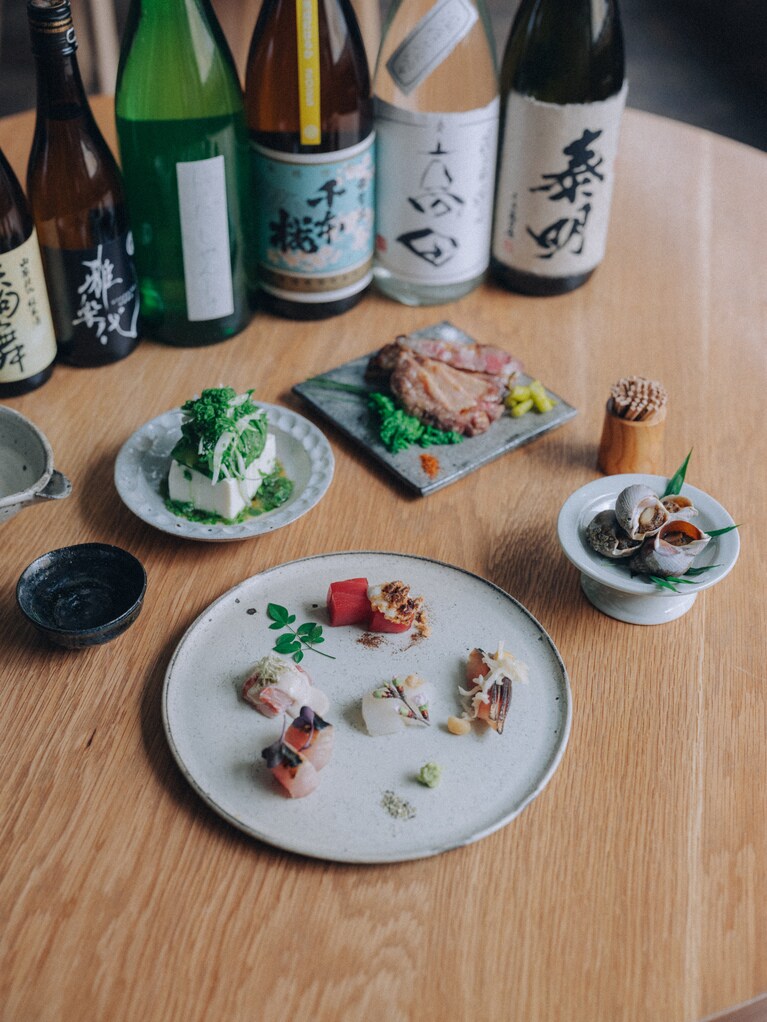 MARUYAMAのお造り盛り合わせ3,800円ほか。全国の酒蔵から厳選した焼酎や日本酒が揃う。