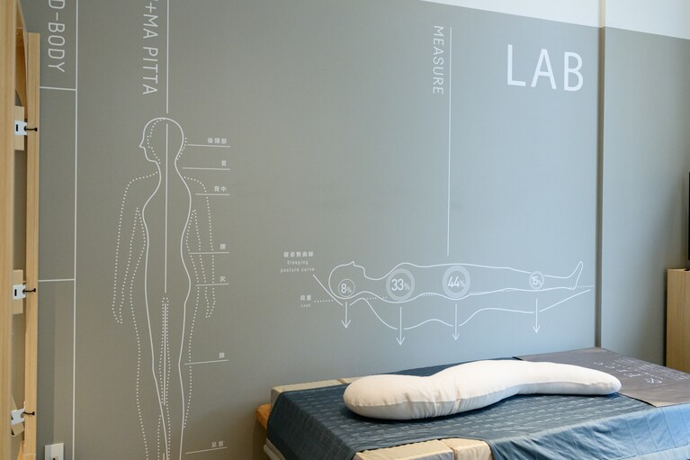 広尾プラザ店にはさまざまな寝具測定ツールが揃っており、プロのアスリートと同じレベルの測定体験ができます。