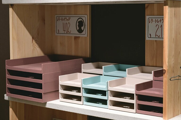 こちらも大人っぽく色をおさえた展開。レタートレイ ウッド大 402円、小 各217円。