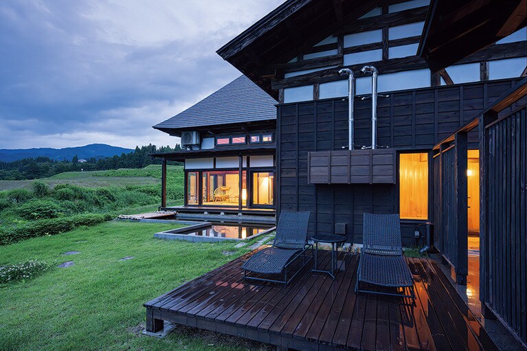 外気浴では自然の音に耳を傾けて。（里山十帖 THE HOUSE IZUMI　新潟）