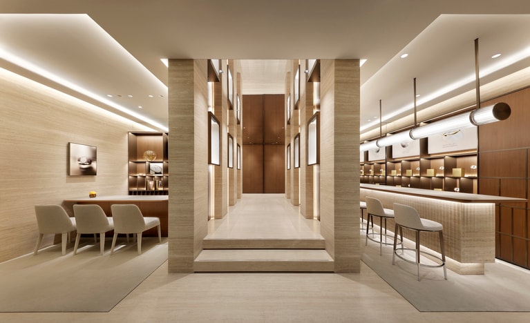 地下1階はステップを設けた通路の左右に、アフターサービス専用のカウンターと半個室の接客スペースが並ぶ。奥にはゆったりとしたプライベート レセプションルームも。