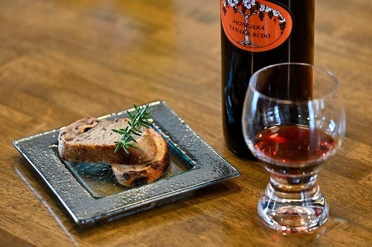 ワインに合うパンと一緒にテイスティング。幸せなひとときを過ごせます (車・バイク・自転車などを運転する方は、テイスティングできません)。