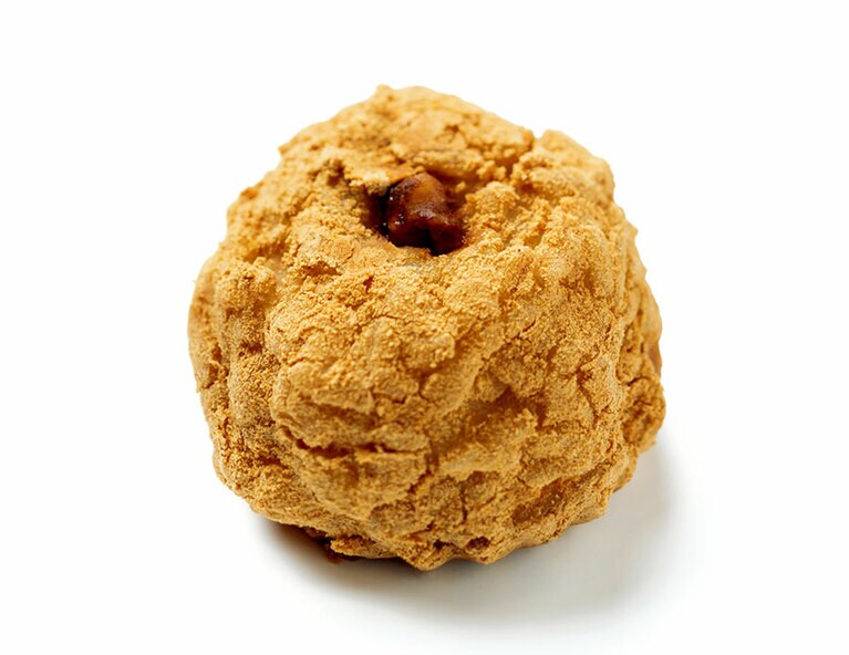 東京「OHAGI3 浅草店」満月(大人のきなこ) 220円。ほろ苦黒糖くるみできなこも大人の味わいに。