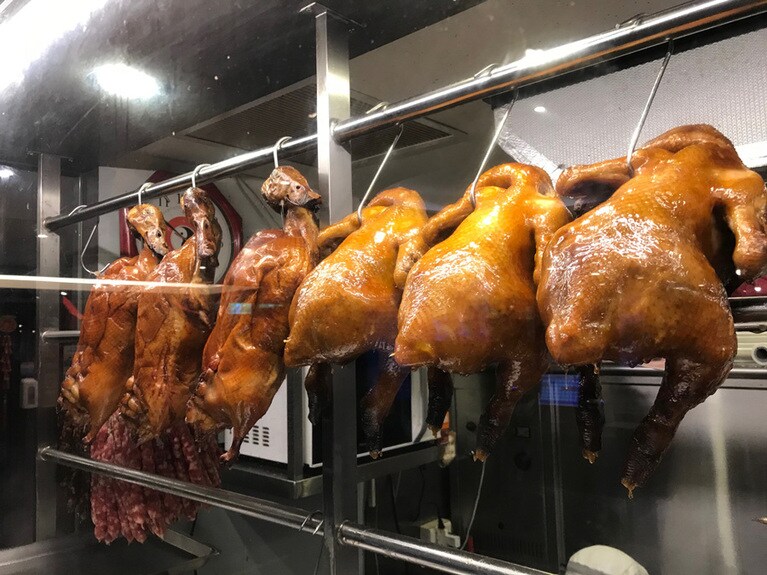 年菜のひとつ、鶏の丸焼きをレストランで食べられる希少な場所。