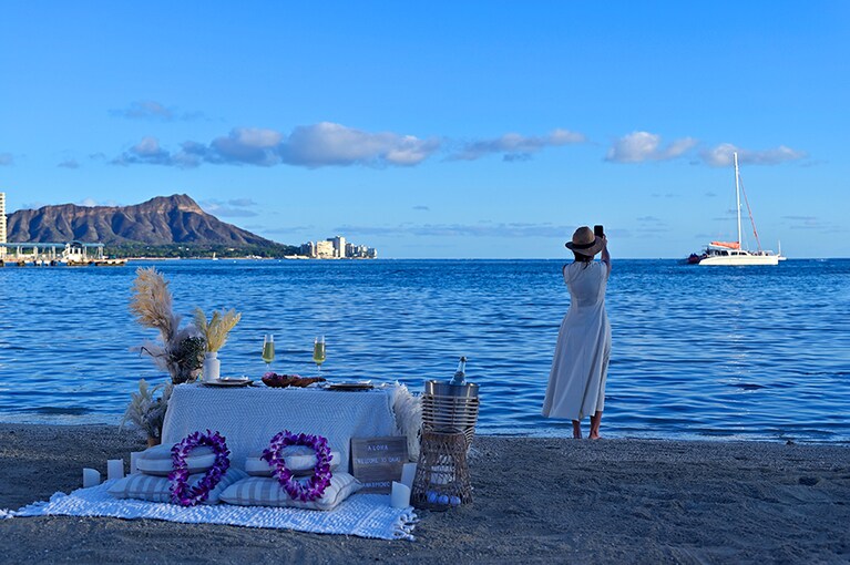 例えば、ダイヤモンドヘッドを望むヒルトンのラグーンで夕日を眺めながら。「オアフ ビーチデート・ピクニック」2名 359ドル。